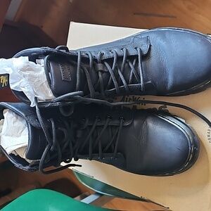 Dr. Martens AIRWAVE boots